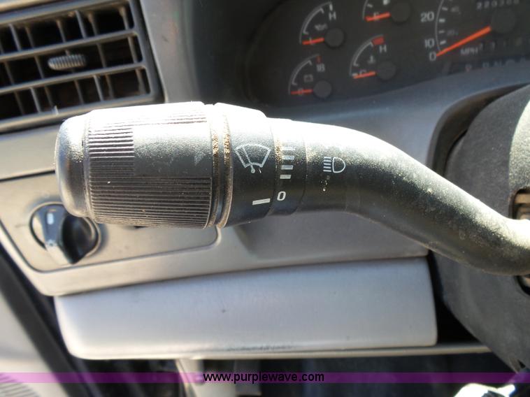 image for item K1193 2000 Ford F350 Super Duty Crew Cab flatbed pickup truck