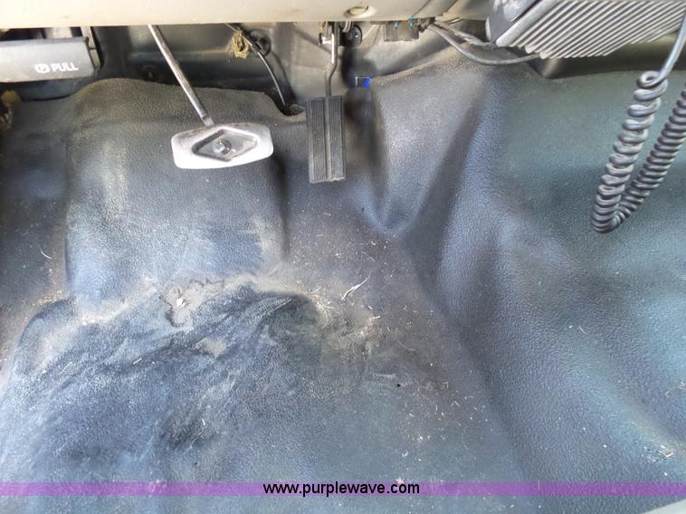 image for item K1193 2000 Ford F350 Super Duty Crew Cab flatbed pickup truck