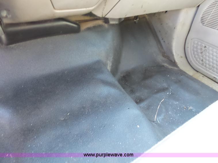 image for item K1193 2000 Ford F350 Super Duty Crew Cab flatbed pickup truck