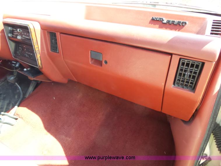 image for item K1197 1987 Ford F150 pickup truck