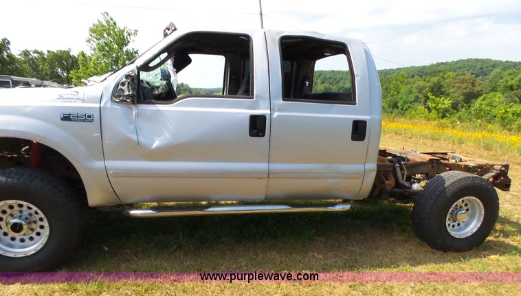 image for item K1203 2003 Ford F250 Super Duty Crew Cab pickup truck cab and chassis
