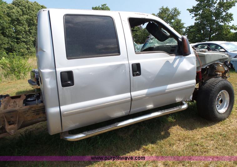 image for item K1203 2003 Ford F250 Super Duty Crew Cab pickup truck cab and chassis