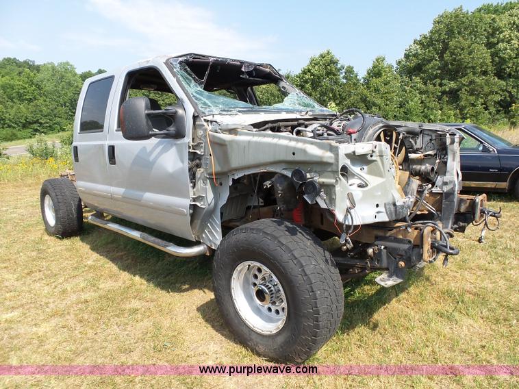 image for item K1203 2003 Ford F250 Super Duty Crew Cab pickup truck cab and chassis