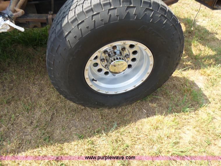 image for item K1203 2003 Ford F250 Super Duty Crew Cab pickup truck cab and chassis