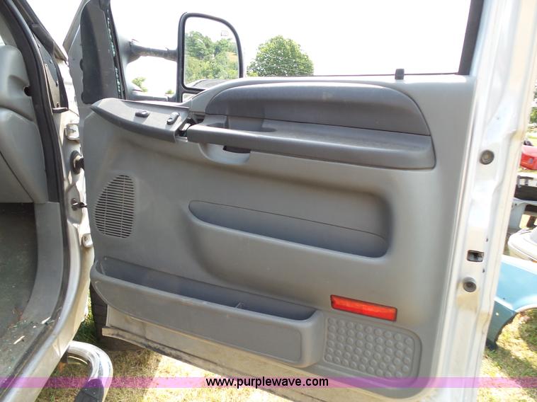 image for item K1203 2003 Ford F250 Super Duty Crew Cab pickup truck cab and chassis