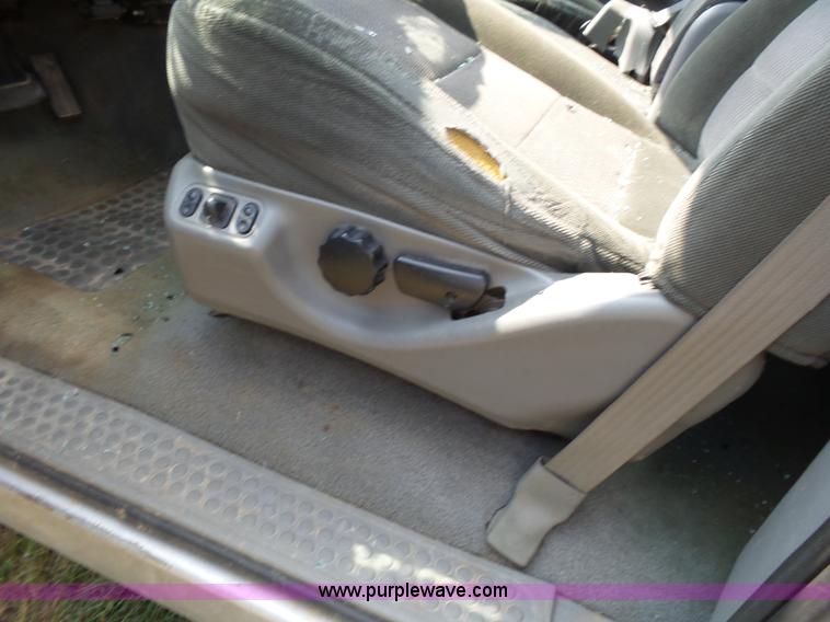 image for item K1203 2003 Ford F250 Super Duty Crew Cab pickup truck cab and chassis