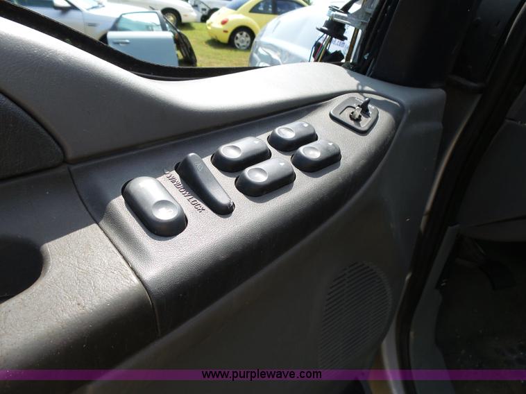 image for item K1203 2003 Ford F250 Super Duty Crew Cab pickup truck cab and chassis