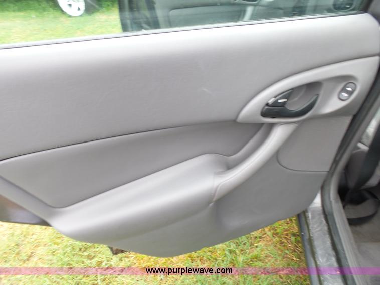 image for item K1237 2002 Ford Focus Wagon
