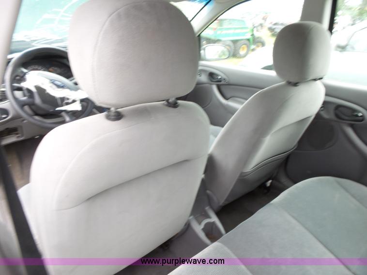 image for item K1237 2002 Ford Focus Wagon