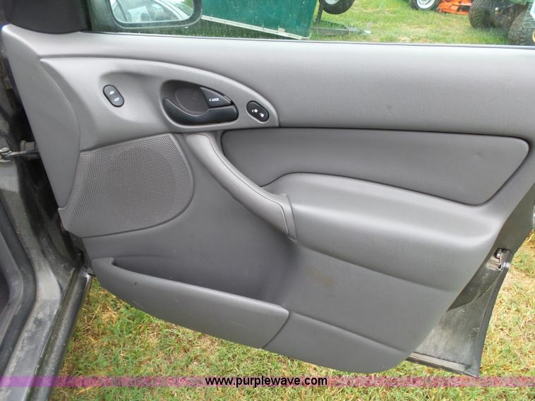 image for item K1237 2002 Ford Focus Wagon