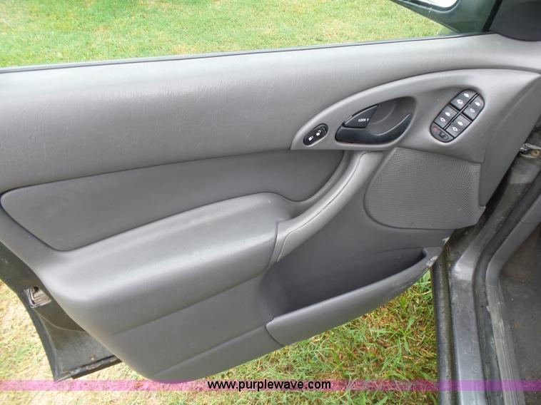 image for item K1237 2002 Ford Focus Wagon