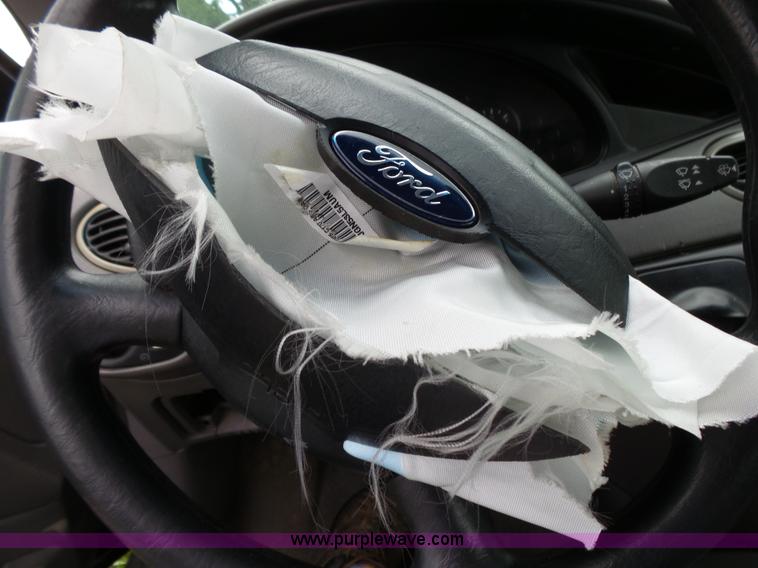 image for item K1237 2002 Ford Focus Wagon