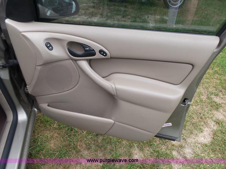 image for item K1239 2004 Ford Focus Wagon