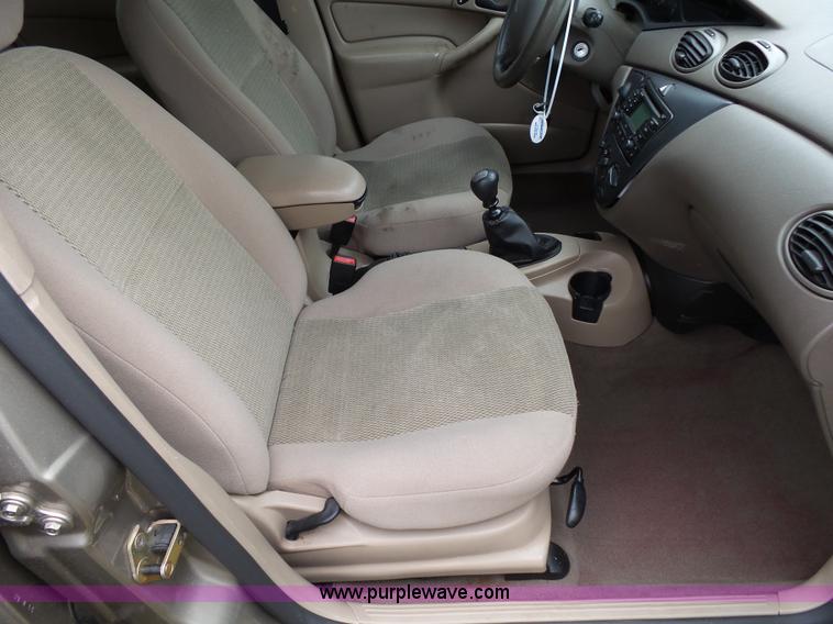 image for item K1239 2004 Ford Focus Wagon