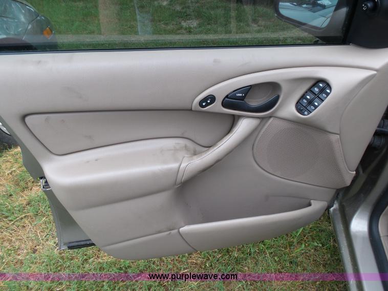 image for item K1239 2004 Ford Focus Wagon
