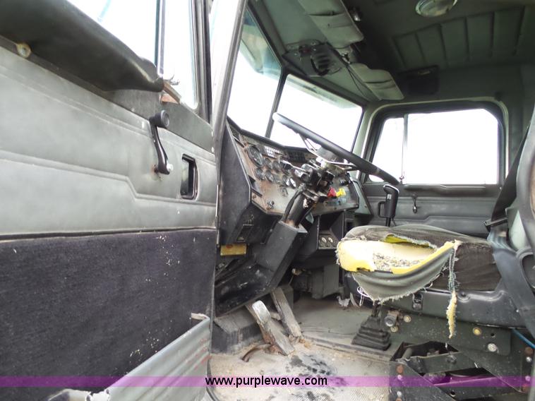 image for item K4015 1995 Peterbilt 379 semi truck