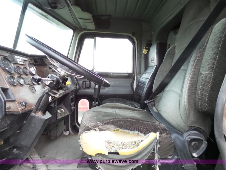 image for item K4015 1995 Peterbilt 379 semi truck