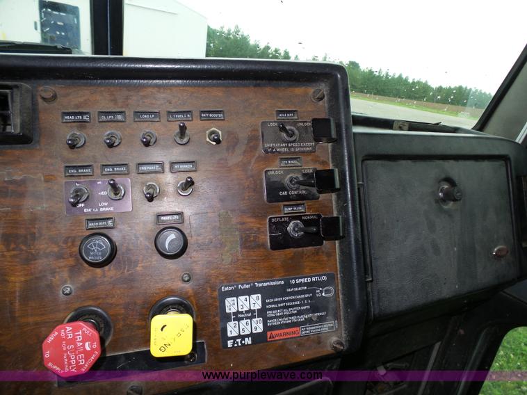 image for item K4015 1995 Peterbilt 379 semi truck