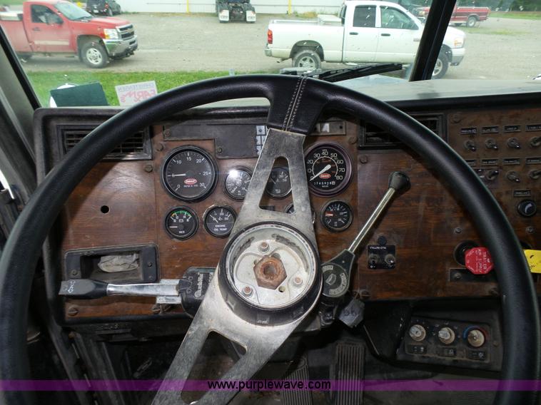 image for item K4015 1995 Peterbilt 379 semi truck