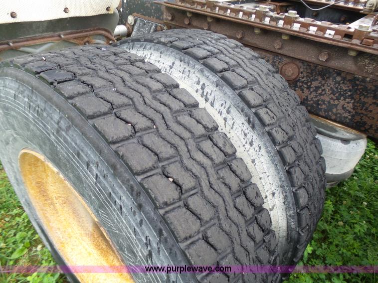 image for item K4015 1995 Peterbilt 379 semi truck