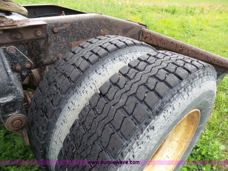 image for item K4015 1995 Peterbilt 379 semi truck