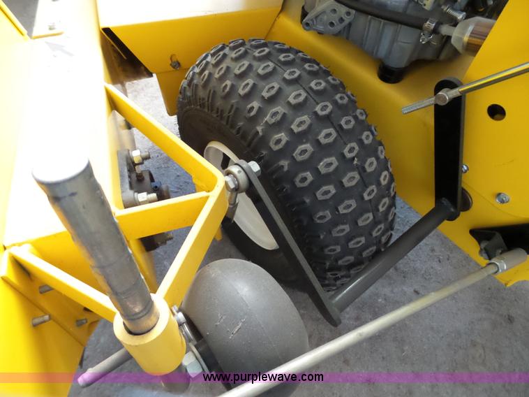 Bed Shaper 900 edger in Carthage, MO Item K5438 sold Purple Wave