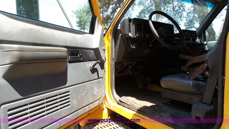 image for item K5493 2000 GMC C7500 dump truck