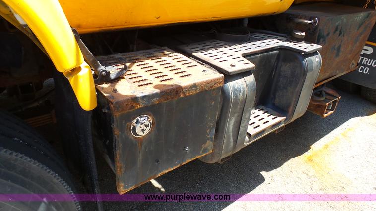 image for item K5493 2000 GMC C7500 dump truck