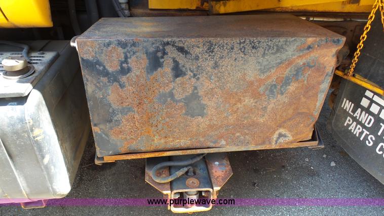 image for item K5493 2000 GMC C7500 dump truck