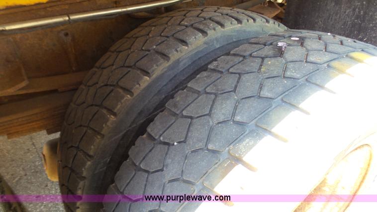 image for item K5493 2000 GMC C7500 dump truck