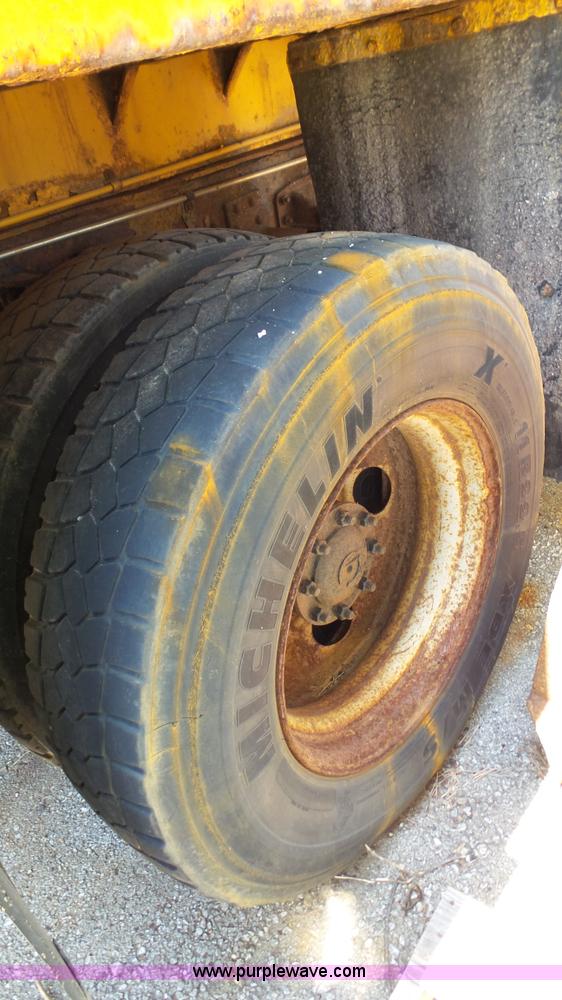 image for item K5493 2000 GMC C7500 dump truck