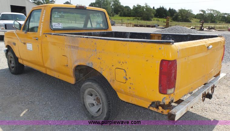 image for item K8366 1994 Ford F150 XL pickup truck