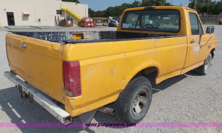 image for item K8366 1994 Ford F150 XL pickup truck