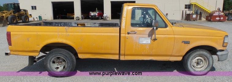 image for item K8366 1994 Ford F150 XL pickup truck