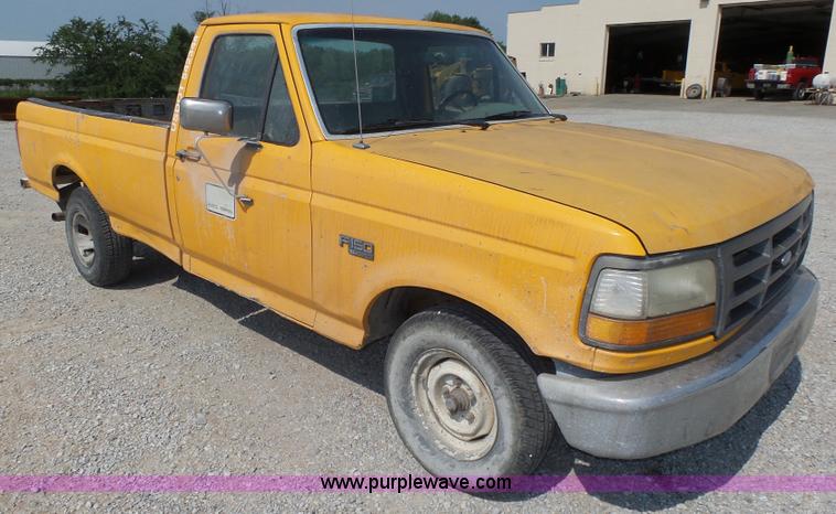 image for item K8366 1994 Ford F150 XL pickup truck