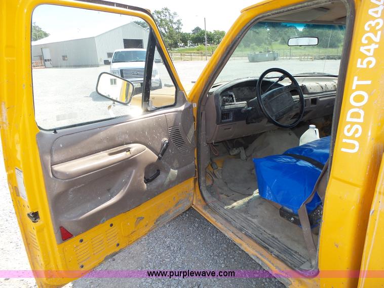 image for item K8366 1994 Ford F150 XL pickup truck