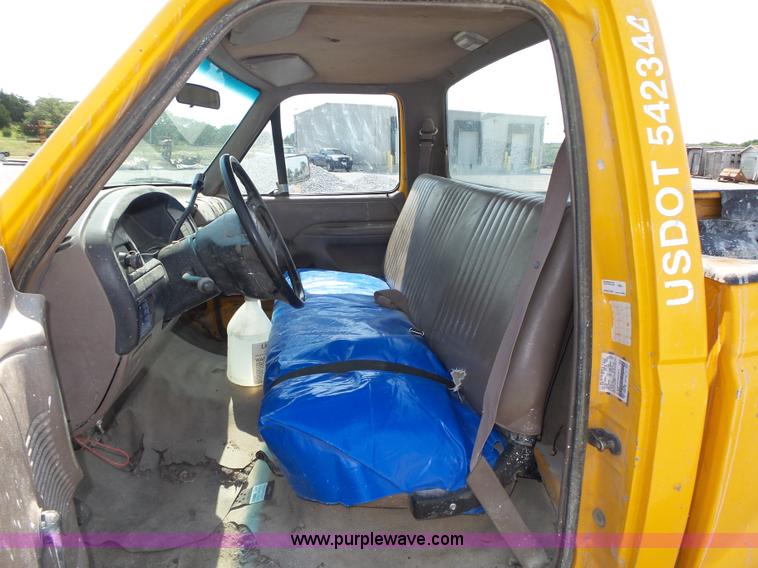 image for item K8366 1994 Ford F150 XL pickup truck