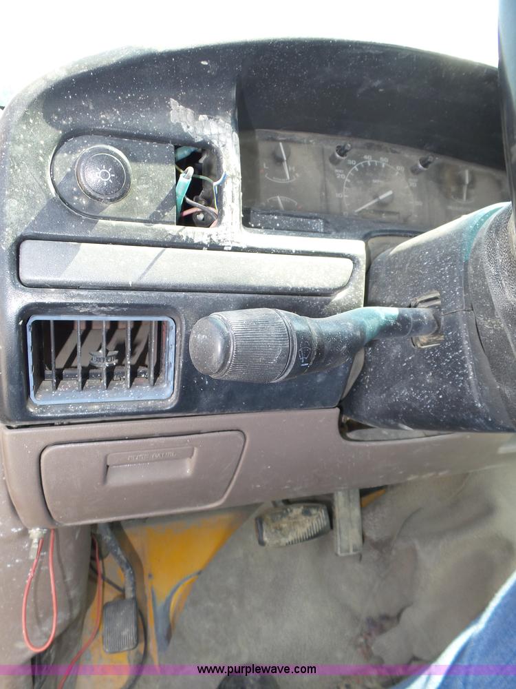 image for item K8366 1994 Ford F150 XL pickup truck