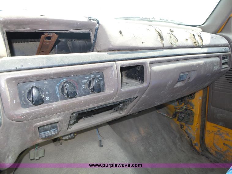 image for item K8366 1994 Ford F150 XL pickup truck