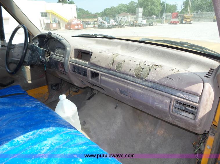 image for item K8366 1994 Ford F150 XL pickup truck