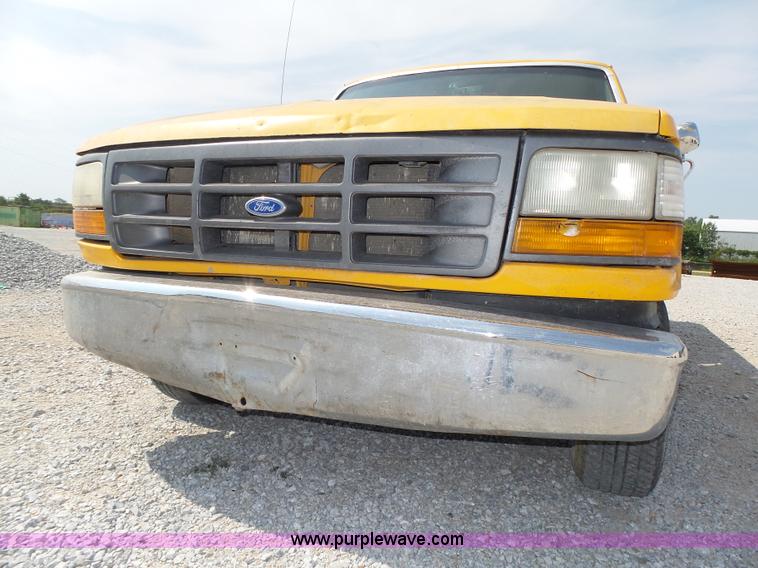 image for item K8366 1994 Ford F150 XL pickup truck