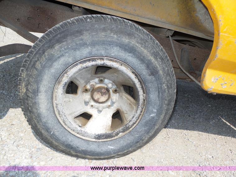 image for item K8366 1994 Ford F150 XL pickup truck