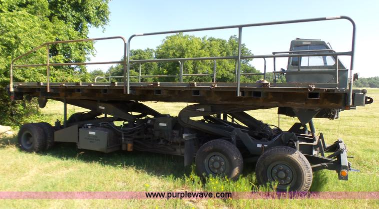 image for item L1544 Emerson AS-32-H-SA hydraulic cargo lift