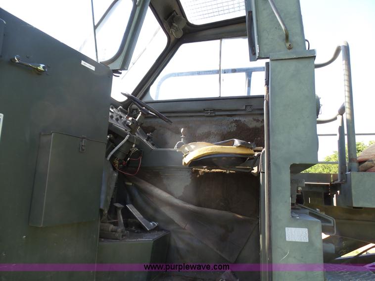 image for item L1544 Emerson AS-32-H-SA hydraulic cargo lift