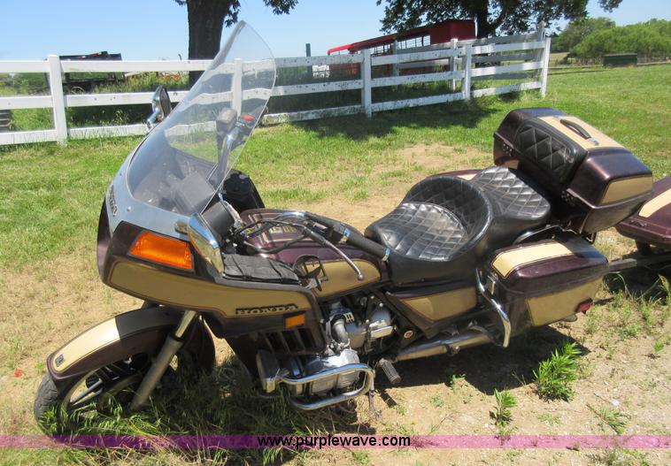 image for item L2814 1981 Honda GL1100 motorcycle