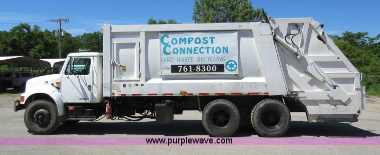 image for item L2822 2001 International 4900 refuse truck