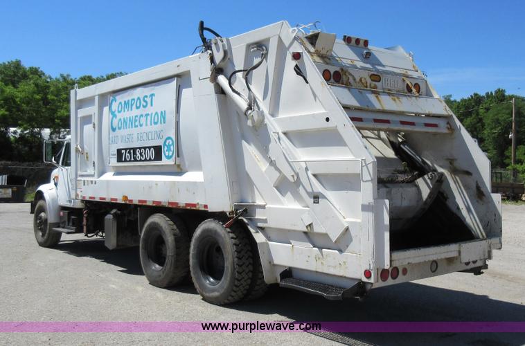 image for item L2822 2001 International 4900 refuse truck