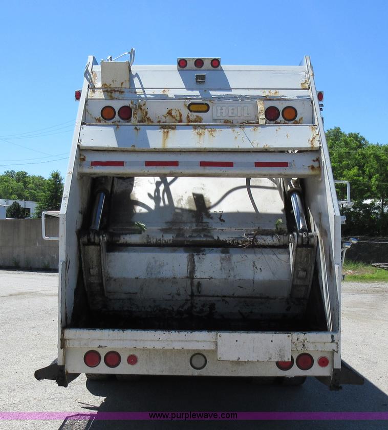 image for item L2822 2001 International 4900 refuse truck
