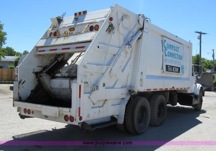 image for item L2822 2001 International 4900 refuse truck