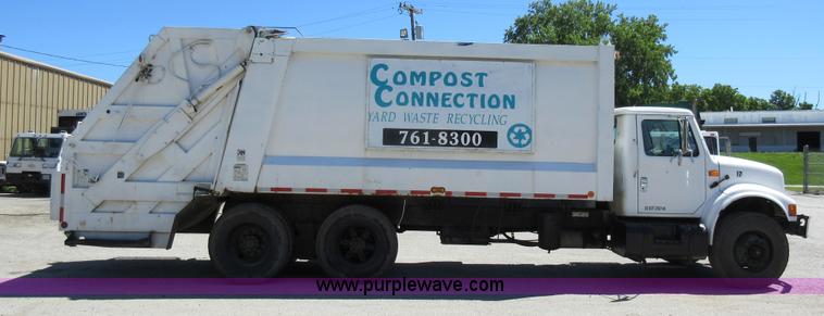 image for item L2822 2001 International 4900 refuse truck